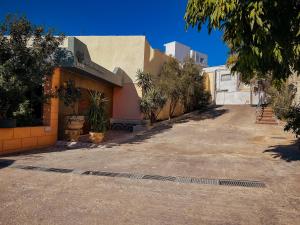 an empty parking lot in front of a building at Hammam Antistress in Sousse