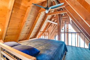 Posteľ alebo postele v izbe v ubytovaní Riverfront A-Frame Cabin in Troy with Pool and Dock!
