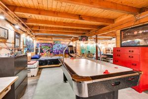 Posedenie v ubytovaní Riverfront A-Frame Cabin in Troy with Pool and Dock!