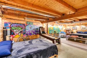 Voodi või voodid majutusasutuse Riverfront A-Frame Cabin in Troy with Pool and Dock! toas