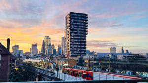 a city skyline with a train and a tall building at London Skyline Sanctuary Penthouse with City View Zone-1 in London