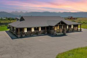 ein großes Gebäude mit einem Gameradach in der Unterkunft Teton Crest Lodge Sleeps 24 Ideal Reunion Spot in Driggs