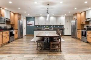 Η κουζίνα ή μικρή κουζίνα στο Teton Crest Lodge Sleeps 24 Ideal Reunion Spot