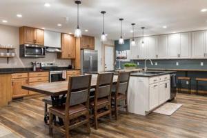 Η κουζίνα ή μικρή κουζίνα στο Teton Crest Lodge Sleeps 24 Ideal Reunion Spot +46 φωτογραφίες