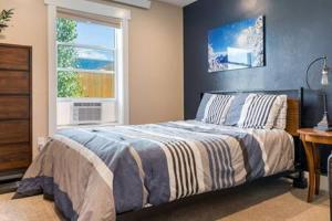Schlafzimmer mit einem Bett, einem Fenster und einem Schreibtisch in der Unterkunft Teton Crest Lodge Sleeps 24 Ideal Reunion Spot in Driggs