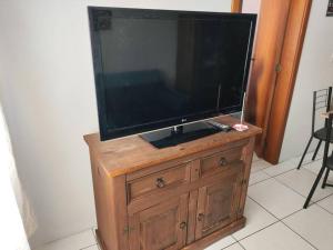 TV a/nebo společenská místnost v ubytování Apartamento Ótima Localização Turismo Faculdade