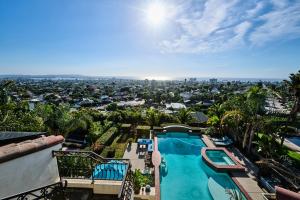 una vista aérea de un complejo con piscina en 360 Degree Ocean & City Views With Pool, Spa, Close to the Beach! Pets OK en San Diego