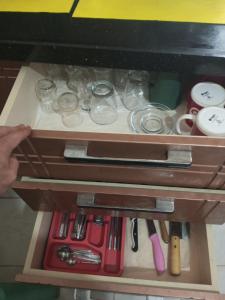 un tiroir dans une armoire avec des verres et des ustensiles dans l'établissement halit ev 2, à Istanbul