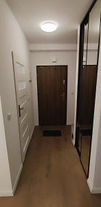 pusty pokój z drzwiami i korytarzem w obiekcie Morasko Green Corner w Poznaniu