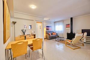 eine Küche und ein Wohnzimmer mit Tisch und Stühlen in der Unterkunft Penthouse Inlakesh in Valencia + 13 Fotos