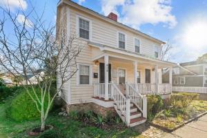 Casa blanca con porche y escaleras en Historic Hartsfield House, en New Bern