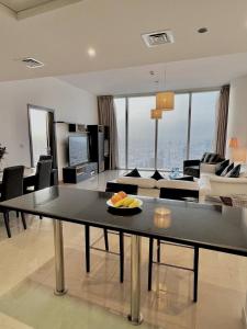 Goatskynest Riyadh skyline view suites في الرياض: غرفة معيشة مع طاولة وأريكة