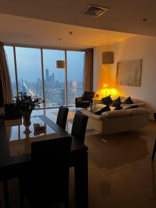 Goatskynest Riyadh skyline view suites في الرياض: غرفة معيشة مع أريكة وطاولة