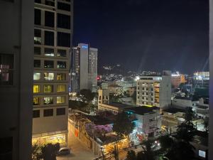 vistas a una ciudad por la noche con edificios en Studio Anna en Cebu City