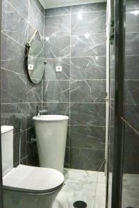 アマドーラにあるAmadora Cozy Houseのバスルーム(トイレ、ガラス張りのシャワー付)