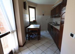 Kuchyň nebo kuchyňský kout v ubytování Guest House Felice - VDA Verrès 0008