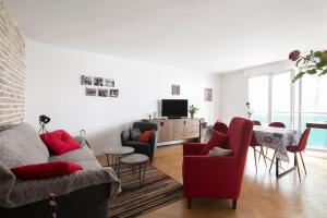 sala de estar con sofás, sillas y TV en Charmant Appartement - Portes de Paris, en Charenton-le-Pont