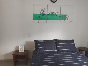 ein Schlafzimmer mit einem Bett und einem Wandgemälde in der Unterkunft APARTAMENTO LIVING en La CEJA in La Ceja