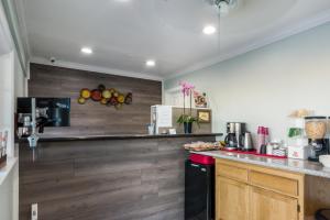 uma cozinha com uma parede de madeira e um balcão em Americas Best Value Inn Santa Rosa em Santa Rosa