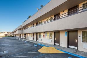 un aparcamiento vacío frente a un edificio en Americas Best Value Inn Santa Rosa en Santa Rosa