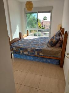 1 dormitorio con cama y ventana grande en Sunny Suite en San Miguel de Abona