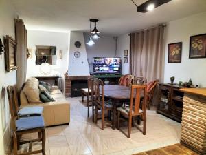 salon ze stołem i kanapą w obiekcie El Capricho w mieście Benalup Casas Viejas