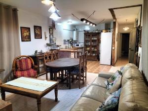 sala de estar con sofá y mesa en El Capricho en Benalup - Casas Viejas