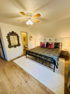 ein Schlafzimmer mit einem Bett und einem Deckenventilator in der Unterkunft Serenade Cottage in the Country in Hanceville