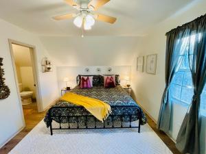 Postel nebo postele na pokoji v ubytování Serenade Cottage in the Country