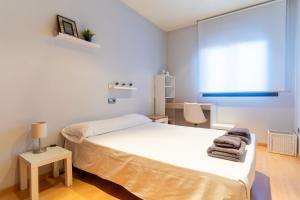 1 dormitorio con cama blanca y ventana en Trendy Homes Cabo de Gata - Playa a un par de minutos, en Almería