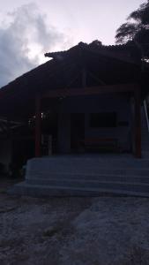 Pousada do Toninho في بيرويبي: منزل به درج أمام مبنى