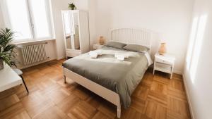 Un dormitorio con una cama con dos toallas encima. en [Freshly renovated] 10 minutes from Arena, en Verona