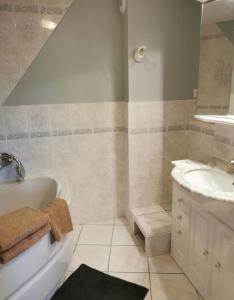 a bathroom with a sink and a tub and a toilet at Cergy vers Paris 4-6 personnes in Cergy