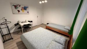 Mały pokój z 2 łóżkami i biurkiem w obiekcie Rynek 6 w Poznaniu
