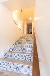 een trap met blauwe en witte tegels bij Auberge Gardoise in Vallérargues +28 foto's