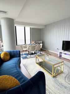 泰森斯角的住宿－Premier Escape Tysons 4 Beds，客厅配有蓝色的沙发和桌子