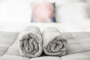 un par de toallas sentadas encima de un sofá en The Pear Orchard Lodge, en Richmond