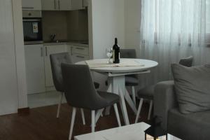 Kuchyň nebo kuchyňský kout v ubytování Apartman Ristanovic
