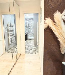 une porte en verre menant à une salle de bains avec un sol en pierre. dans l'établissement Home in Paris - Beautiful Flat near Orsay, Rodin, Eiffel Tower, à Paris