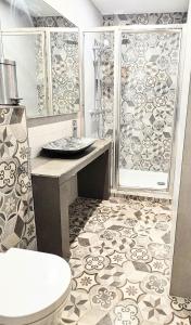 La salle de bains est pourvue d'une douche, d'un lavabo et de toilettes. dans l'établissement Home in Paris - Beautiful Flat near Orsay, Rodin, Eiffel Tower, à Paris