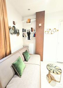 - un salon avec un canapé et une table dans l'établissement Home in Paris - Beautiful Flat near Orsay, Rodin, Eiffel Tower, à Paris