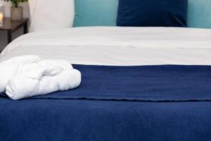 una pila de toallas sentadas en una cama en City Apartment Top Location, quiet and cozy Ideal to relax or work, en Viena