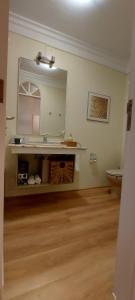 een badkamer met een wastafel en een spiegel bij Acantilados de Los Gigantes, Islas Canarias, España in Acantilado de los Gigantes