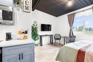 TV a/nebo společenská místnost v ubytování South Bay Inn