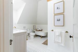 een badkamer met een wastafel en een toilet bij Loft on Capital - Ideally located to Distilleries in Frankfort