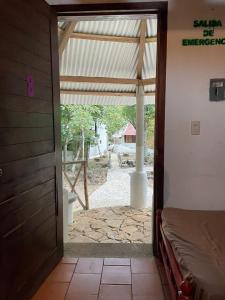una puerta a una habitación con vistas al patio en Centro ecoturistico Arco del Tiempo, en Cintalapa de Figueroa
