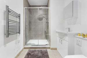 bagno bianco con doccia e lavandino di Modern Studio Flat - Sleeps 3 - Near Heathrow, Windsor Castle, Thorpe Park - Staines London TW18 a Staines upon Thames