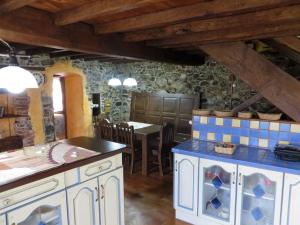 uma cozinha e sala de jantar com mesa e cadeiras em Casa Pumarín em Pravia