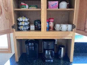 East Wenatchee Oasis 4BR, Pool, Hot Tub, Loop Trail的厨房或小厨房