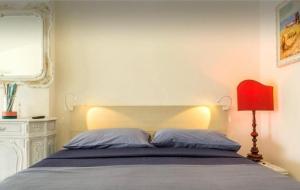 1 dormitorio con 1 cama con lámpara roja en Janeta Panoramic Loft, en Giardini Naxos